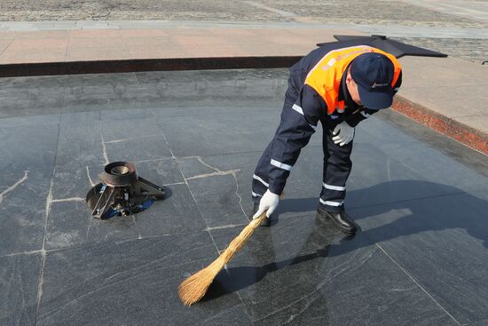 Maintenance work on Eternal Flame on Poklonnaya Hill