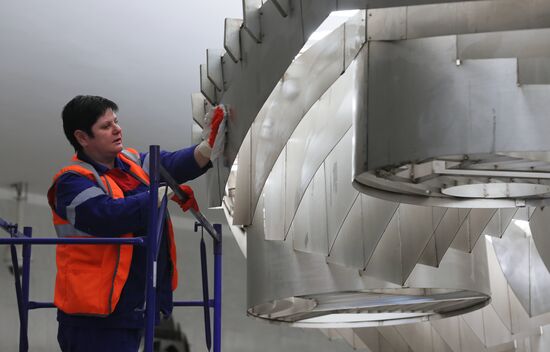 Cleaning of Kuznetsky Most metro station