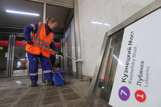 Cleaning of Kuznetsky Most metro station