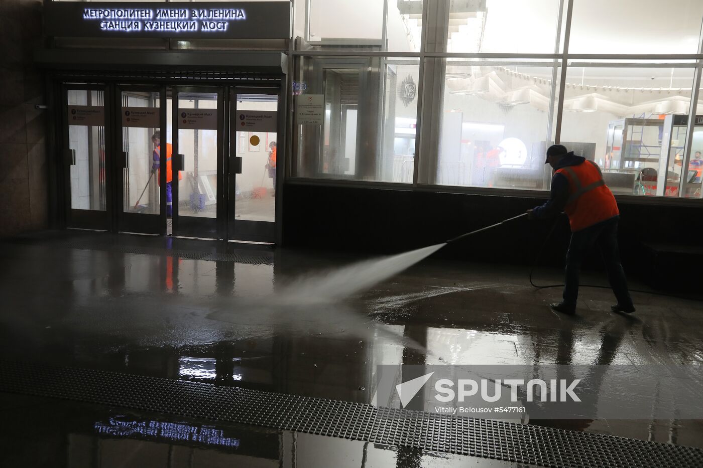 Cleaning of Kuznetsky Most metro station