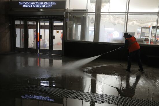 Cleaning of Kuznetsky Most metro station