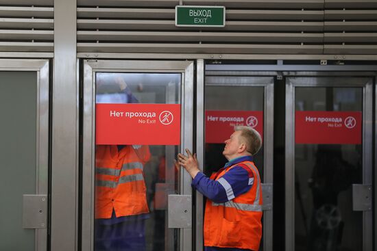 Cleaning of Kuznetsky Most metro station