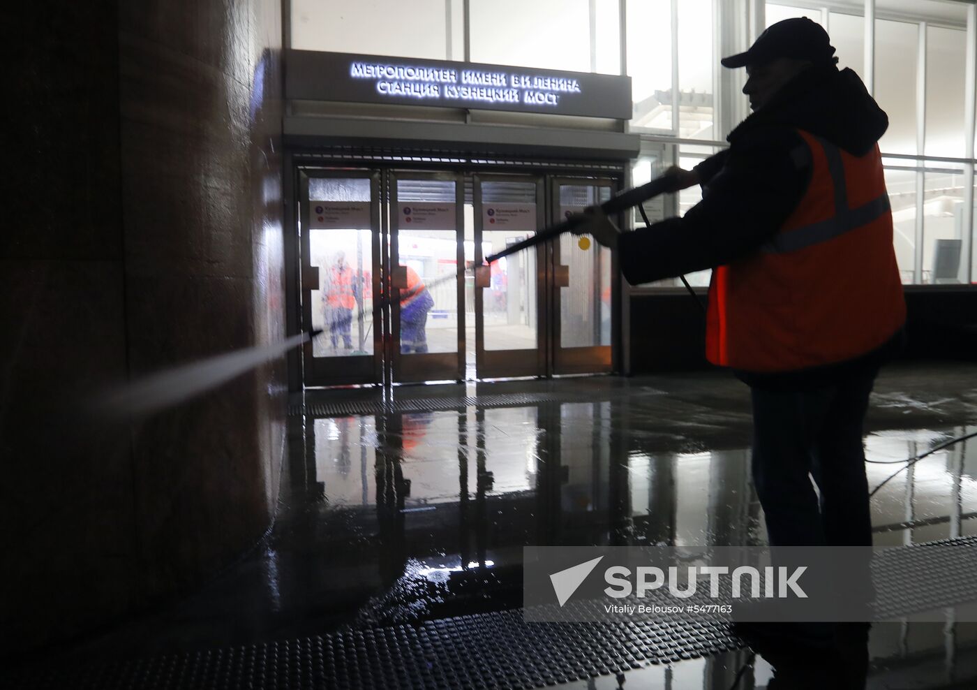 Cleaning of Kuznetsky Most metro station