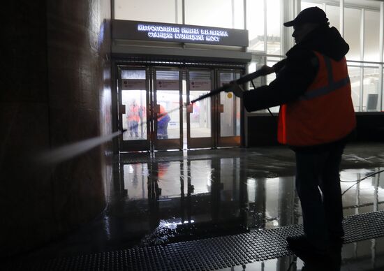 Cleaning of Kuznetsky Most metro station