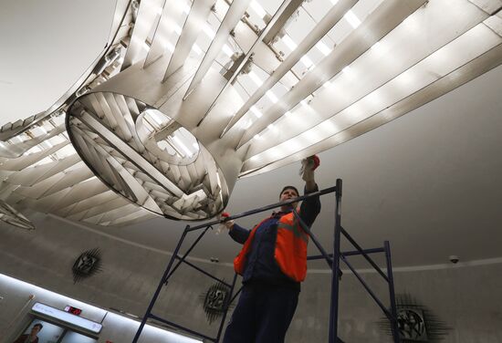 Cleaning of Kuznetsky Most metro station