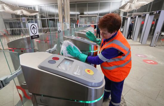 Cleaning of Kuznetsky Most metro station