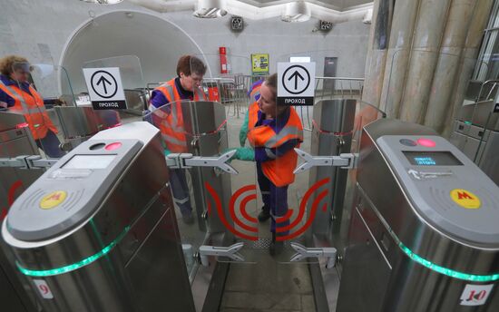 Cleaning of Kuznetsky Most metro station