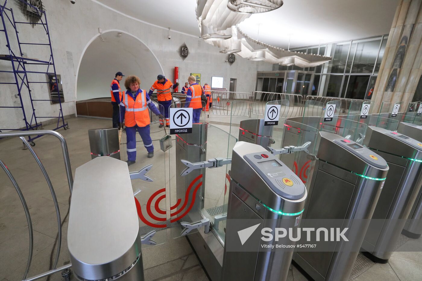 Cleaning of Kuznetsky Most metro station