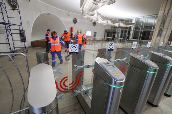 Cleaning of Kuznetsky Most metro station