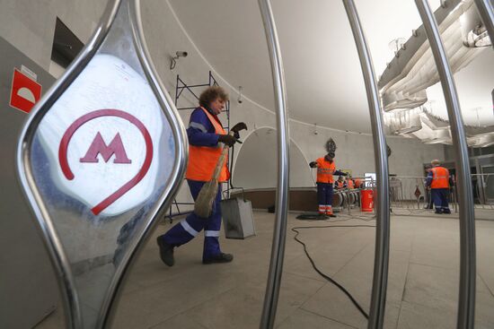 Cleaning of Kuznetsky Most metro station