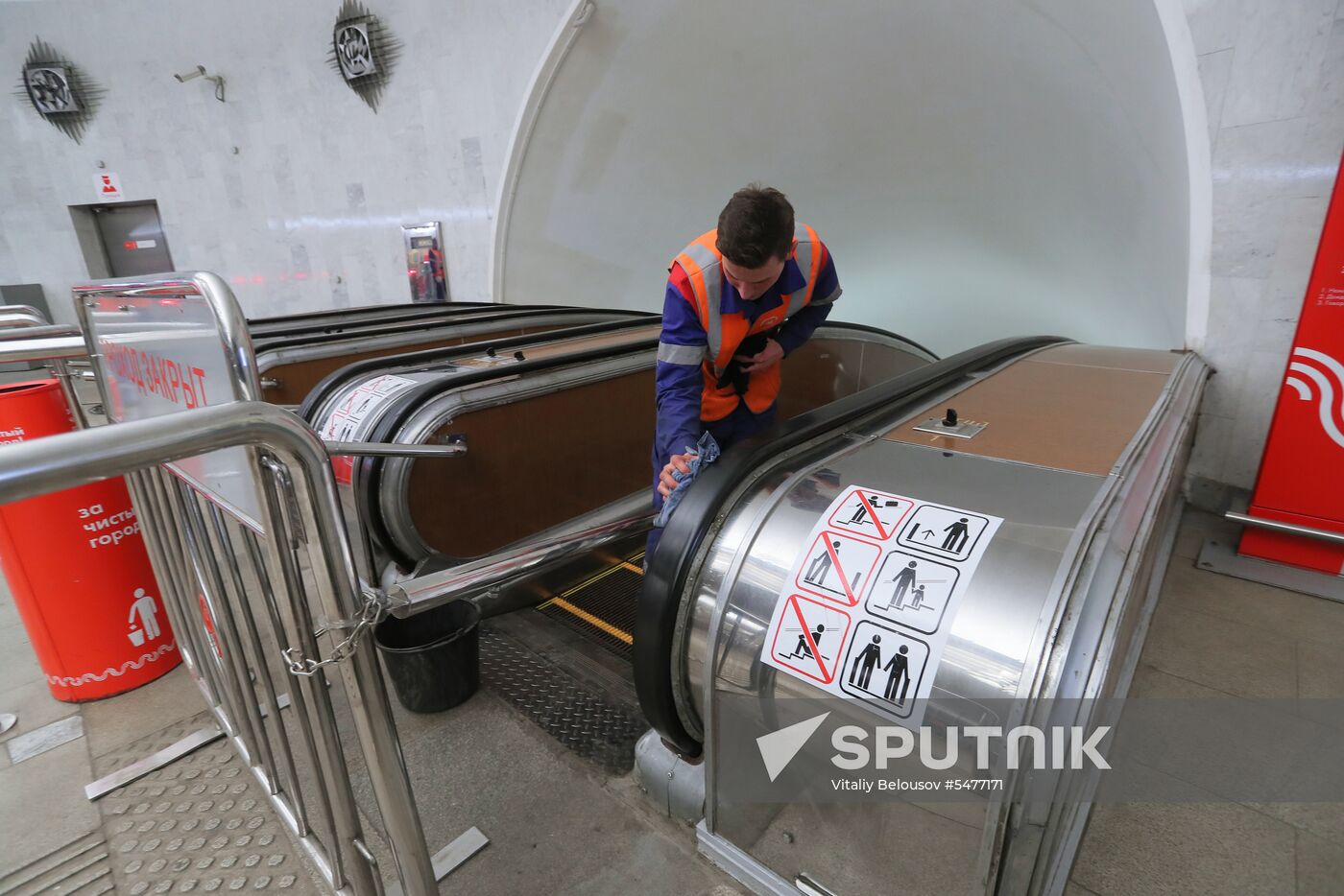 Cleaning of Kuznetsky Most metro station