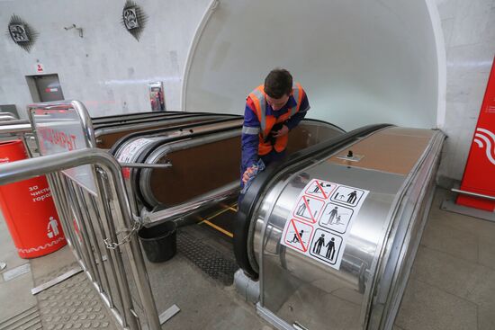 Cleaning of Kuznetsky Most metro station
