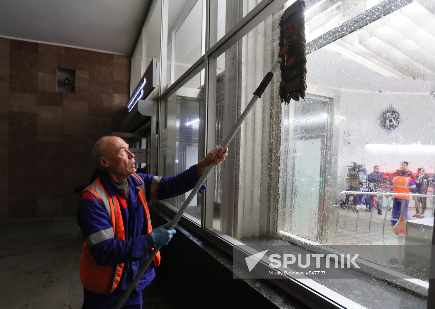 Cleaning of Kuznetsky Most metro station