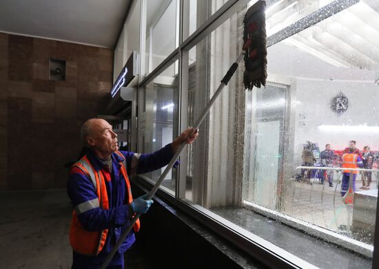 Cleaning of Kuznetsky Most metro station