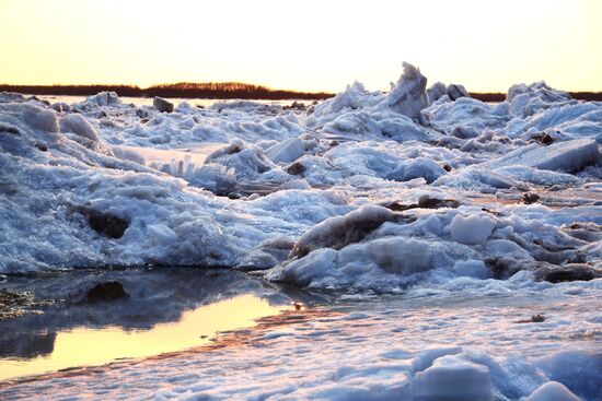Ice breaks on Amur River