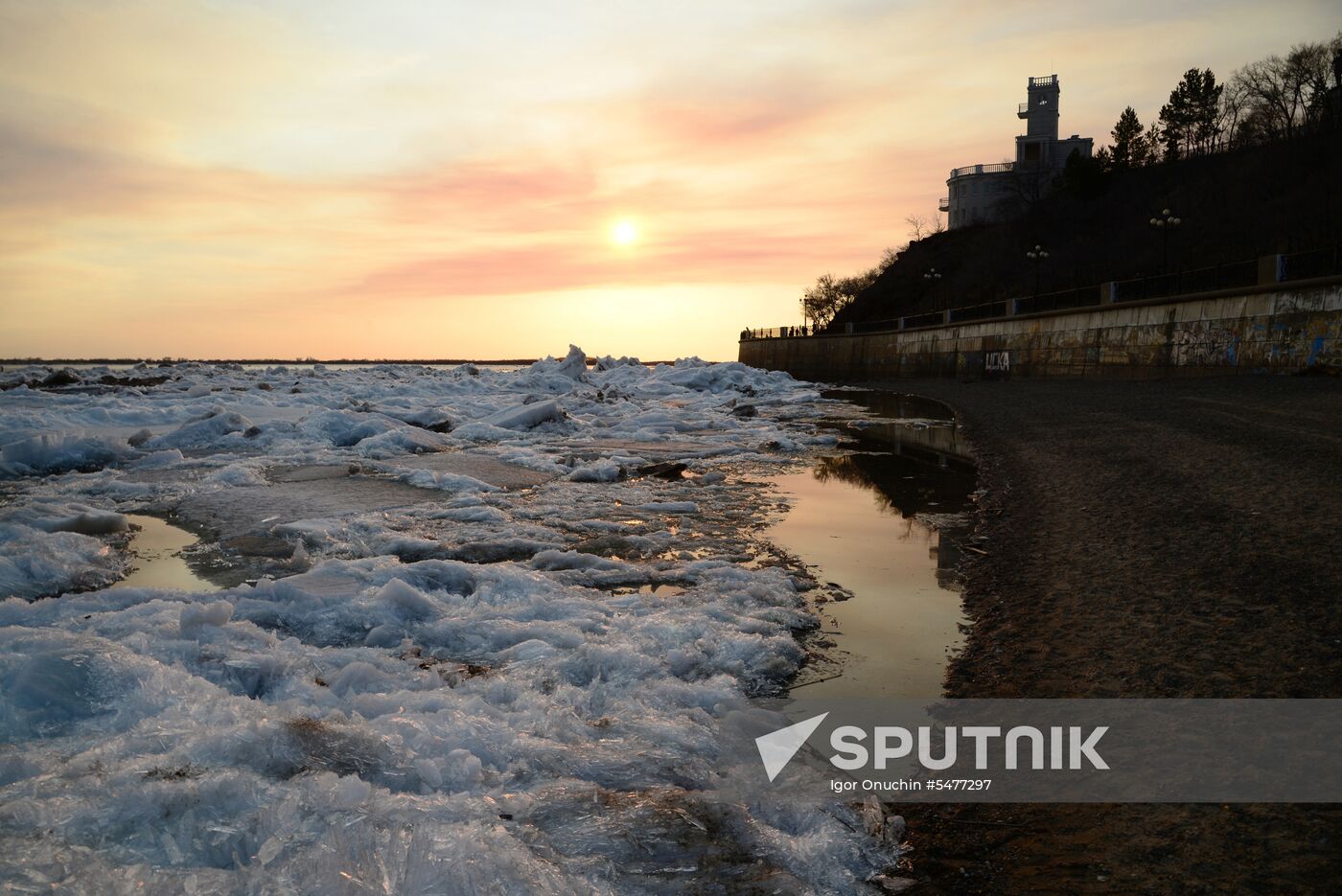Ice breaks on Amur River