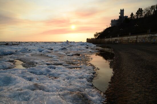 Ice breaks on Amur River