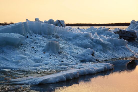 Ice breaks on Amur River