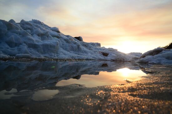 Ice breaks on Amur River