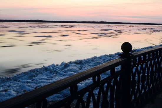Ice breaks on Amur River