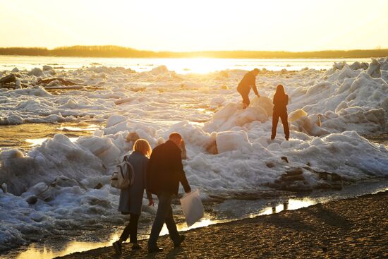 Ice breaks on Amur River
