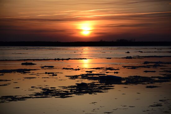 Ice breaks on Amur River