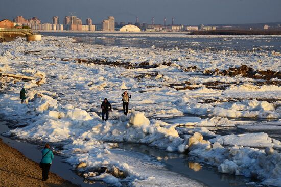 Ice breaks on Amur River