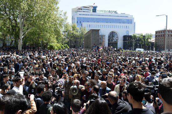Protests surge in Yerevan
