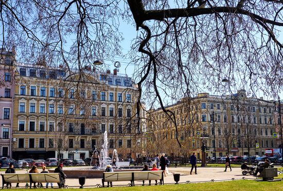 Fountain season opens in St. Petersburg