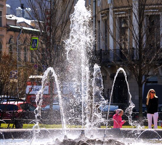Fountain season opens in St. Petersburg