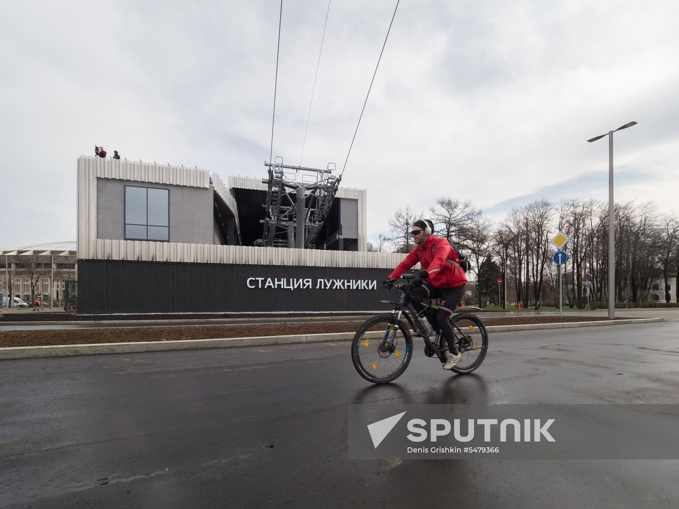 Construction of cable way across Moskva River in Luzhniki
