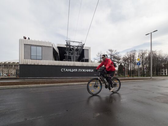 Construction of cable way across Moskva River in Luzhniki