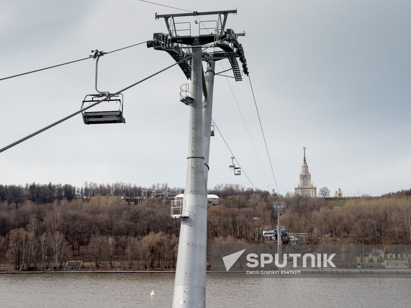 Construction of cable way across Moskva River in Luzhniki