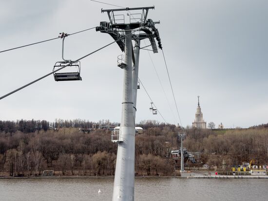 Construction of cable way across Moskva River in Luzhniki