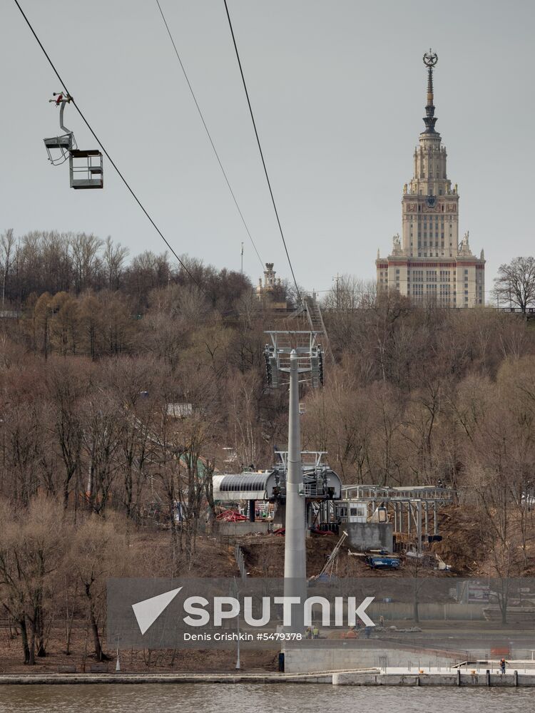Construction of cable way across Moskva River in Luzhniki