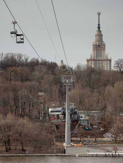 Construction of cable way across Moskva River in Luzhniki