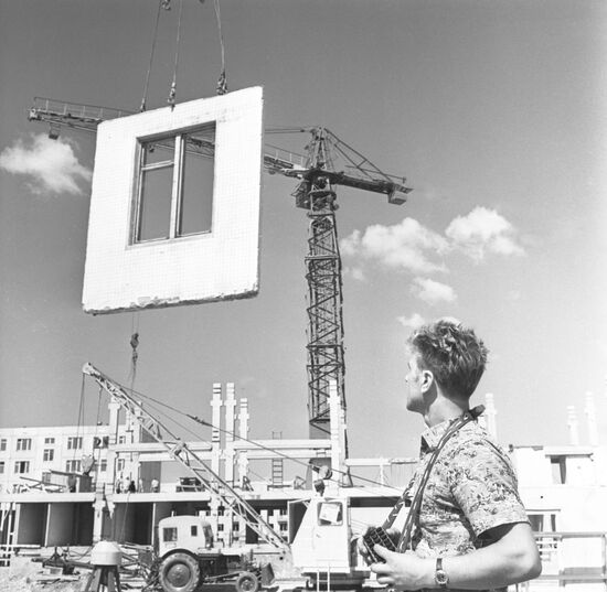 Controlling crane with radio set
