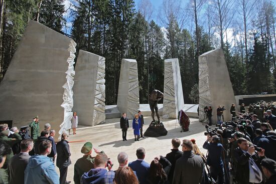 Unveiling of Katyn Memorial