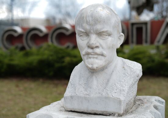 Vladimir Lenin monuments in Moscow