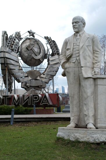 Vladimir Lenin monuments in Moscow