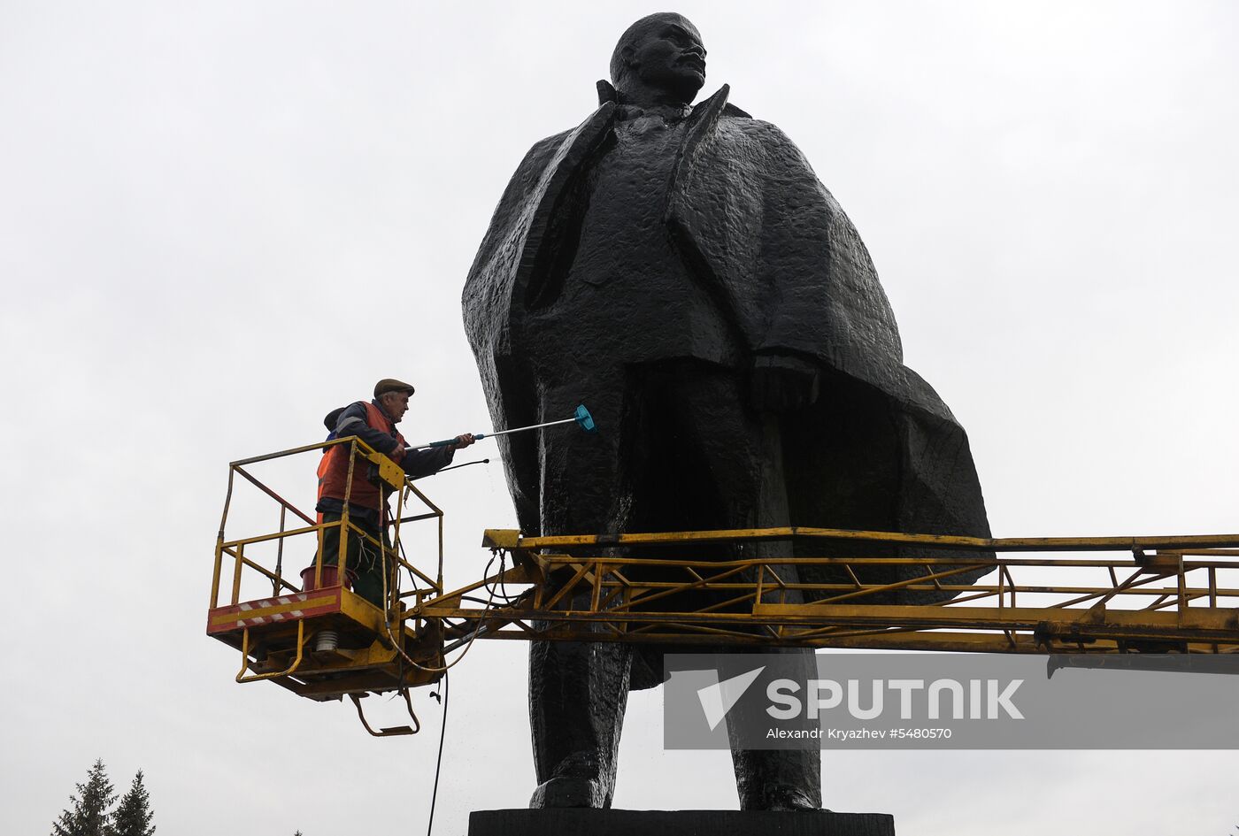 Voluntary city cleanup in Novosibirsk