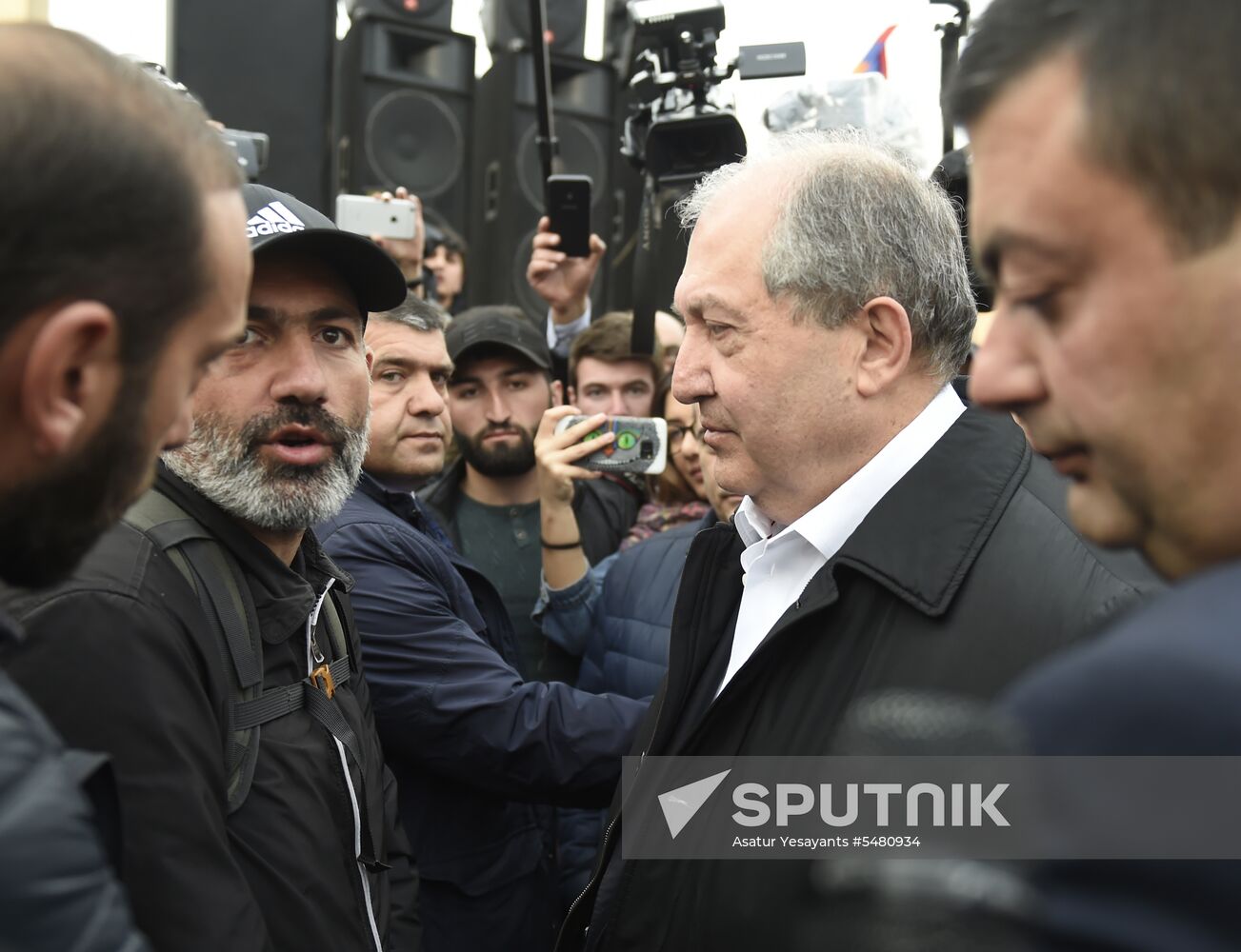 Armenia's Presdient Armen Sarisyan meets with protesters' leader Nikol Pashinyan