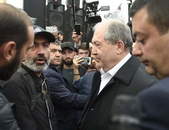 Armenia's Presdient Armen Sarisyan meets with protesters' leader Nikol Pashinyan