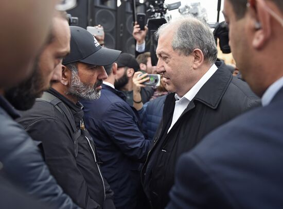 Armenia's Presdient Armen Sarisyan meets with protesters' leader Nikol Pashinyan