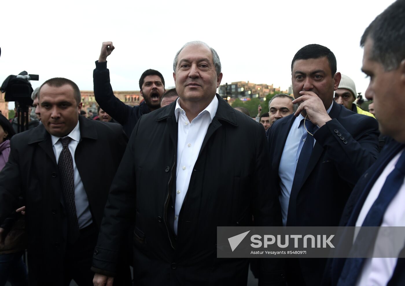 Armenia's Presdient Armen Sarisyan meets with protesters' leader Nikol Pashinyan