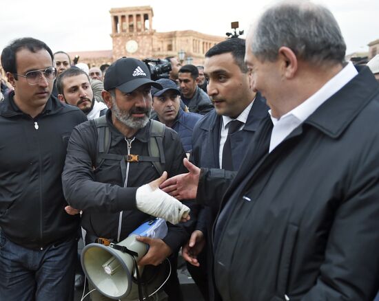 Armenia's Presdient Armen Sarisyan meets with protesters' leader Nikol Pashinyan