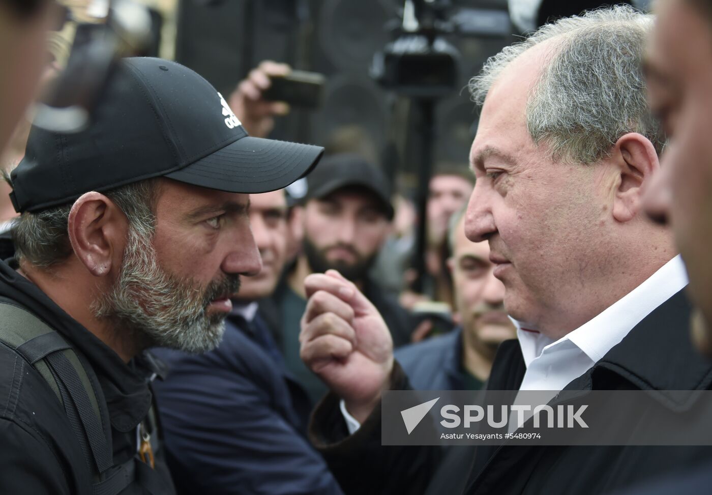 Armenia's Presdient Armen Sarisyan meets with protesters' leader Nikol Pashinyan