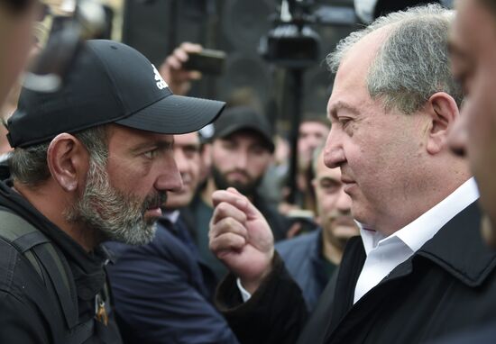 Armenia's Presdient Armen Sarisyan meets with protesters' leader Nikol Pashinyan