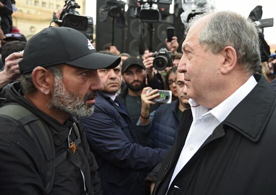 Armenia's Presdient Armen Sarisyan meets with protesters' leader Nikol Pashinyan