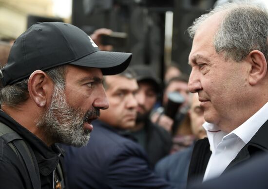 Armenia's Presdient Armen Sarisyan meets with protesters' leader Nikol Pashinyan